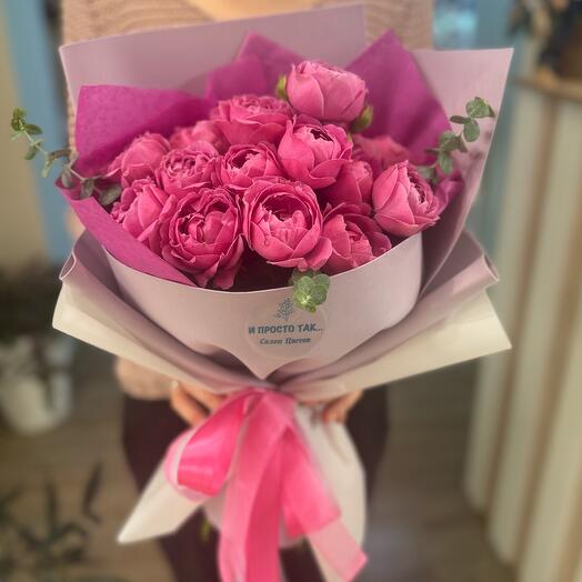 Bouquet of bushy peony-shaped roses
