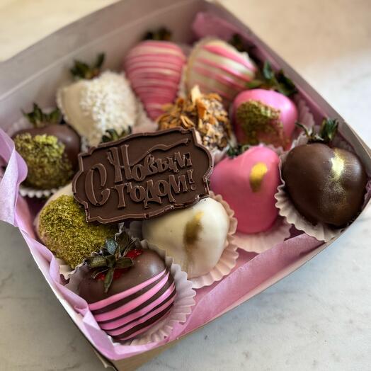 Клубника в белом и молочном бельгийском шоколаде 12 штук