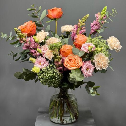Букет с пионовидной розой, эустомой и эвкалиптом 91
