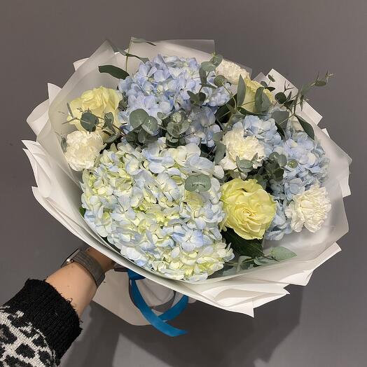 Сборный букет из голубых гортензий, роз и диантусов 💙