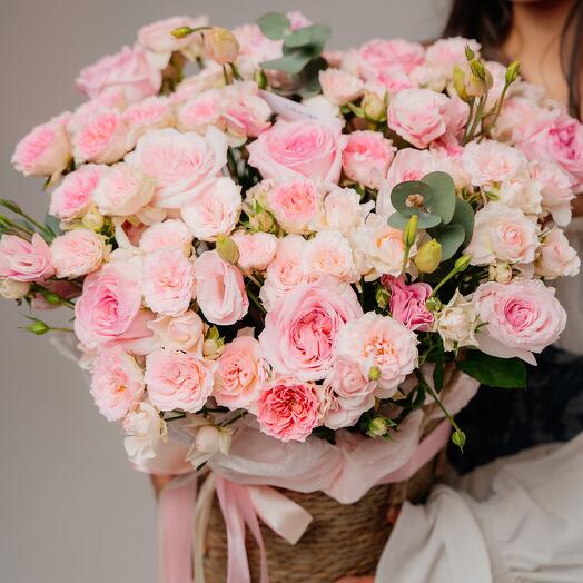 Роскошная композиция из кустовых роз в кашпо