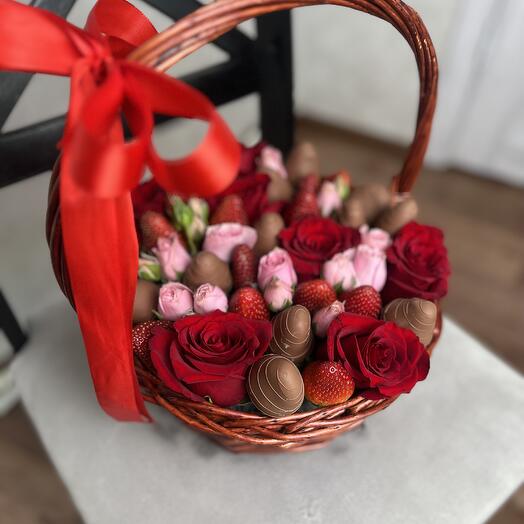 Клубника с розами