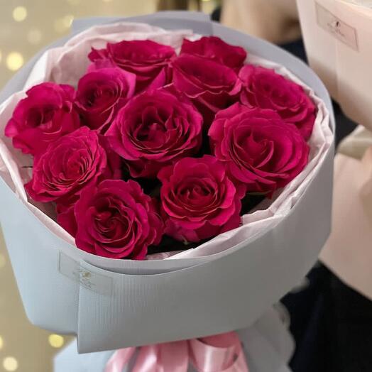 Малиновый букет из роз