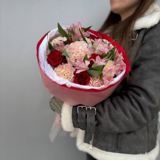 Букет с альстромериями и диантусами