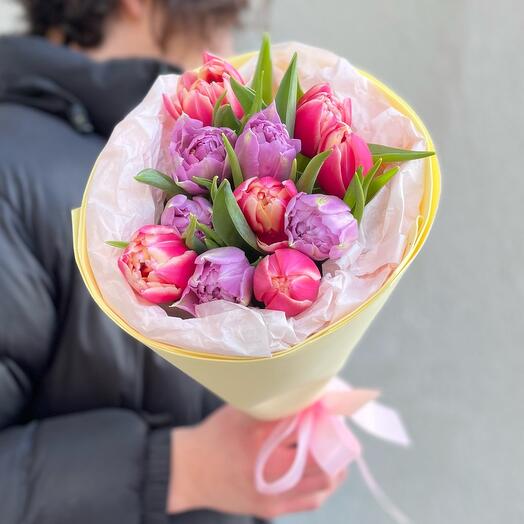 Букет из 11 пионовидных тюльпанов коламбус и дабл прайс в стильной упаковке