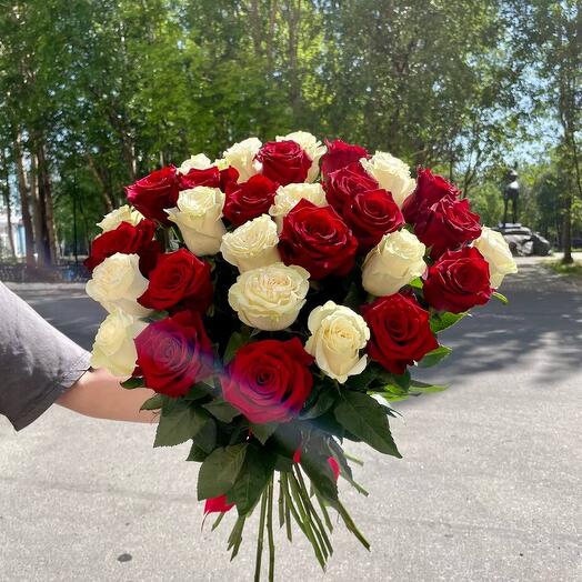Букет из красных и белых роз