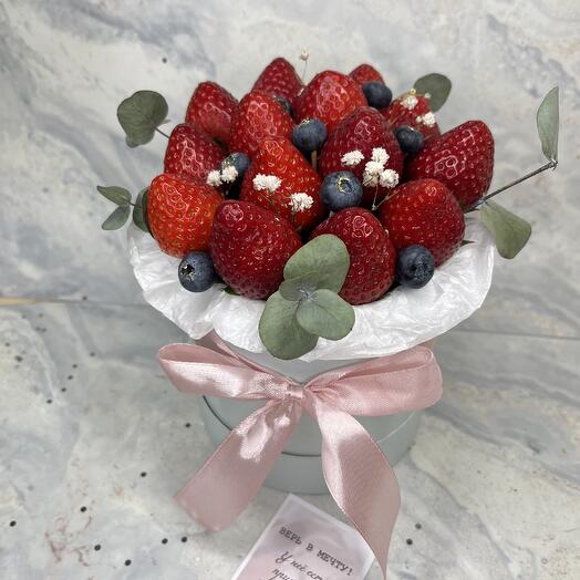 Букет из  клубники на 8 марта