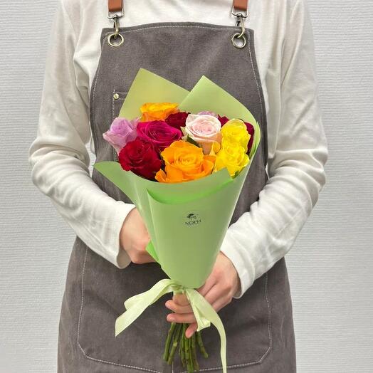 Букет из 11 разноцветных роз в красивой зеленой упаковке