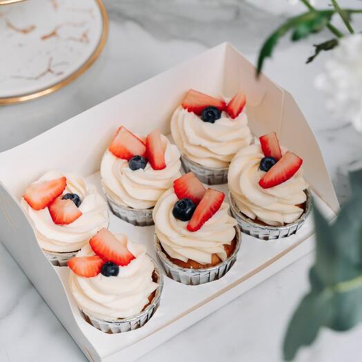 Set of 6 cupcakes with strawberries and blueberries, as a gift