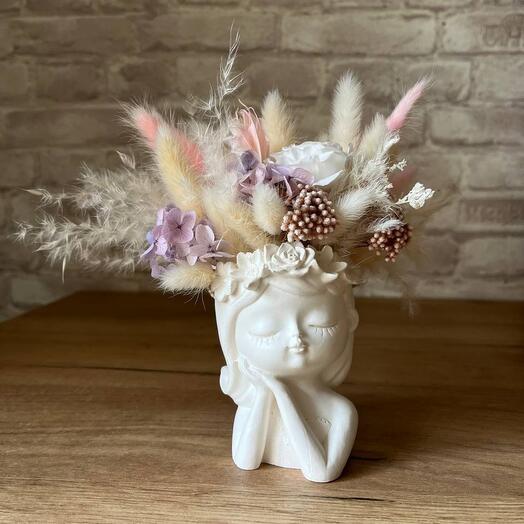 Гипсовое кашпо с стабилизированными цветами и сухоцветами