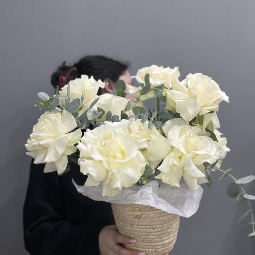 Корзина с розами белыми