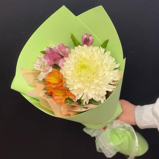 Букет комплимент с хризантемой и альстромерией