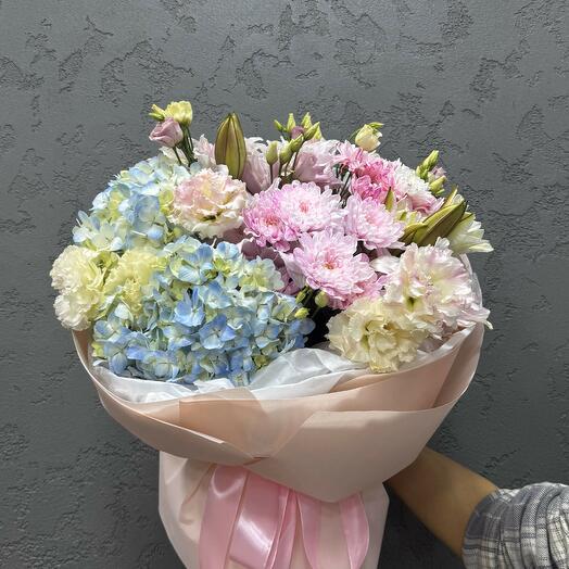 Нежный букет из гортензий и лилий