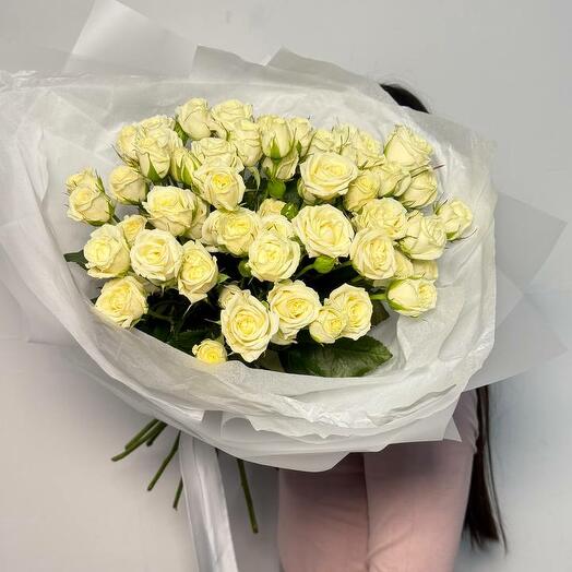 Белые кустовые розы 15 шт