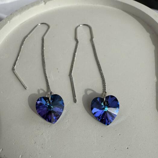 Серьги протяжки с кристаллами swarovski в форме сердца, темно-синие, с переливом сиреневый, iconic сваровски