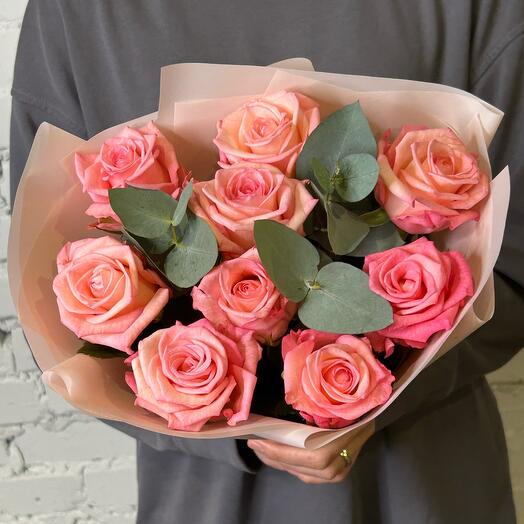 9 роз с ароматным эвкалиптом в дизайнерской упаковке