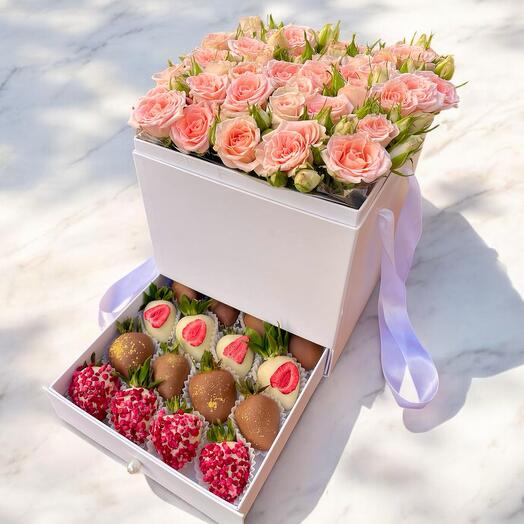 Joyero con rosas y fresas cubiertas de chocolate