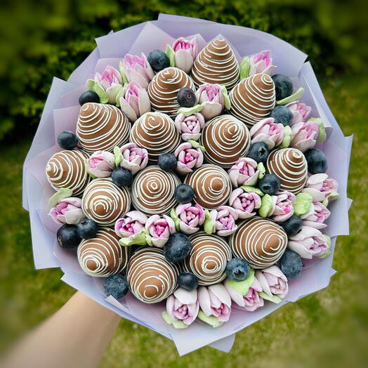 Букет с клубникой и зефиром 3