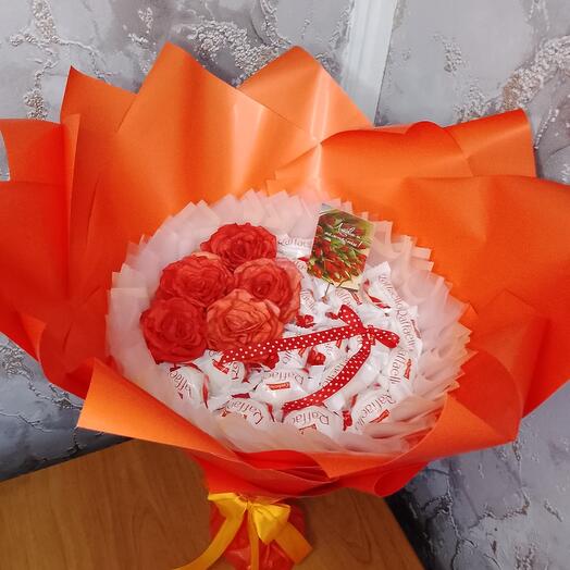 Букет с конфетами и яблочными розами