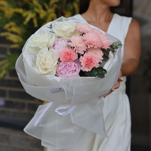 Букет с пионами и хризантемой