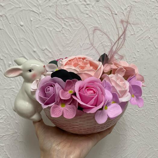 Композиция  зайка с корзиной