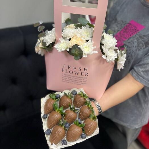 Сэт с сумочкой хризантем и клубникой в шоколаде