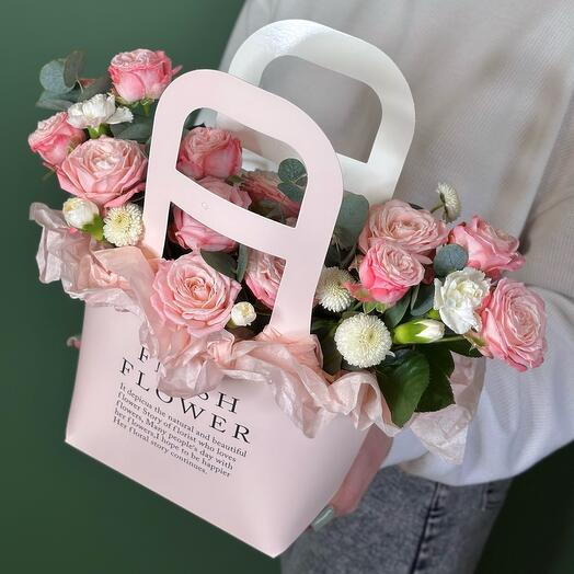 Сумочка с кустовыми пионовидными розами ,кустовой гвоздикой и эвкалиптом