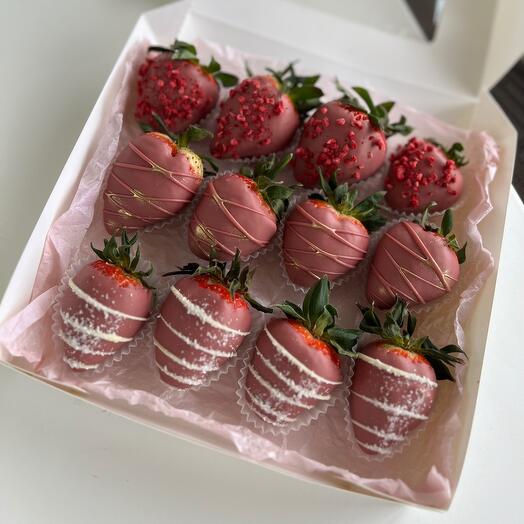Клубничка в розовом шоколаде