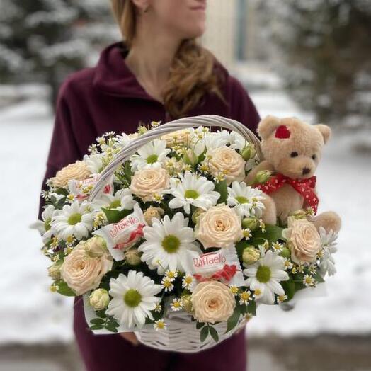 Корзина с медведем, Рафаэлло, кустовой розой и ромашками К5