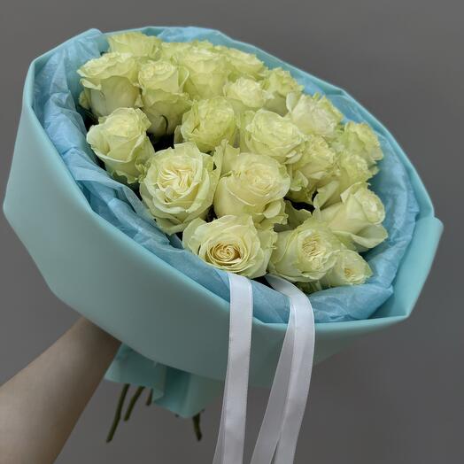 Моно букет с белыми розами