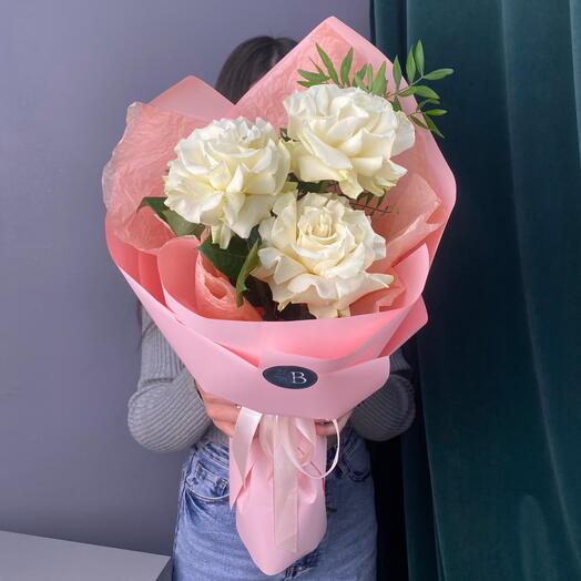 Букет из белых ажурных роз и зелени