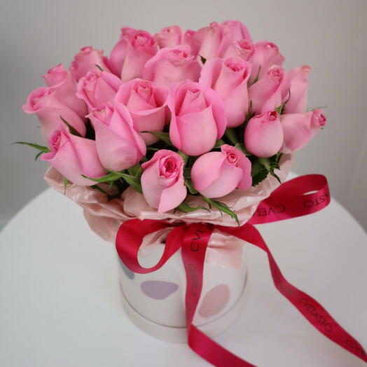 25 розовых роз в коробке