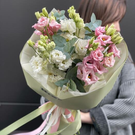 Букет эустом розового и белого цвета с эвкалиптом