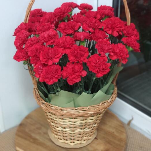 Корзина из 40 красных гвоздик