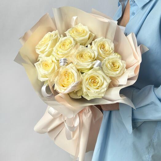 Monobucket of 9 peony-shaped CANDLELIGHT roses