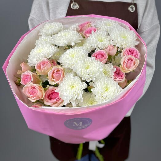 Кустовые розовые розы и хризантемы в милом букете