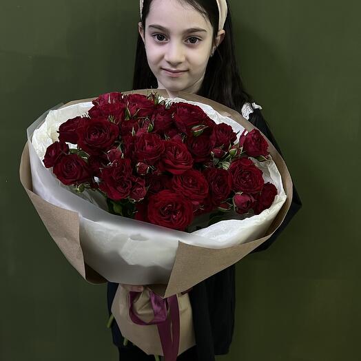 Букет с красными кустовыми розами