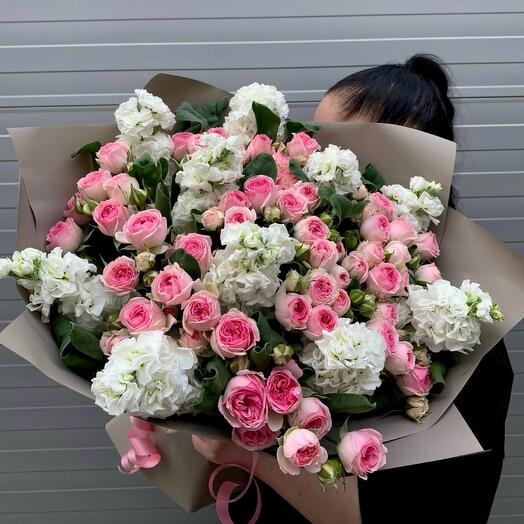 Букет из кустовых роз и маттиолы