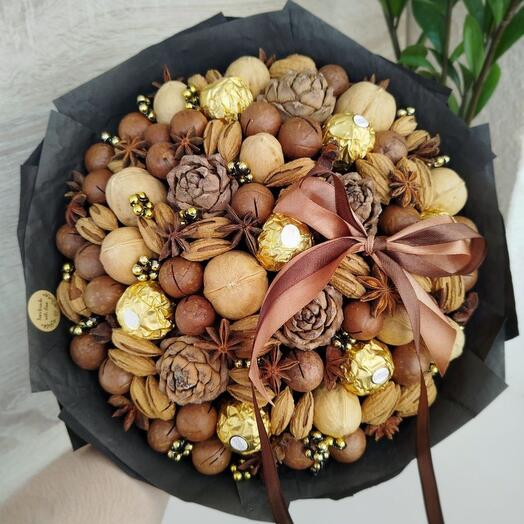 Стильный ореховый букет с конфетами Ferrero Rocher, кедровыми шишками и бантом (L)