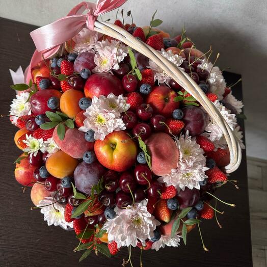 Корзинка из ягод ; из сезонных фруктов ; подарок маме , сестре , любимой