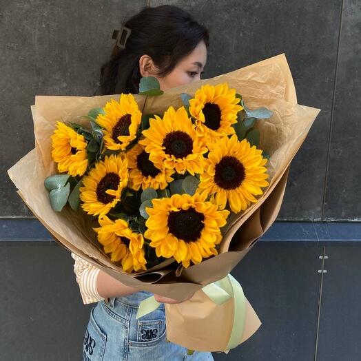 9 подсолнухов с эвкалиптом