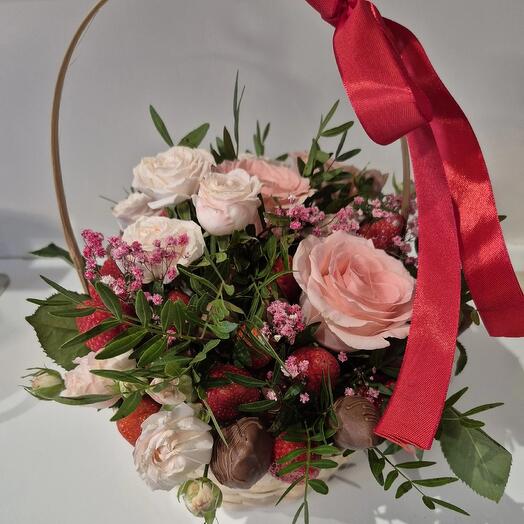 Композиция из клубники в шоколаде и кустовых роз "Розовый сад"