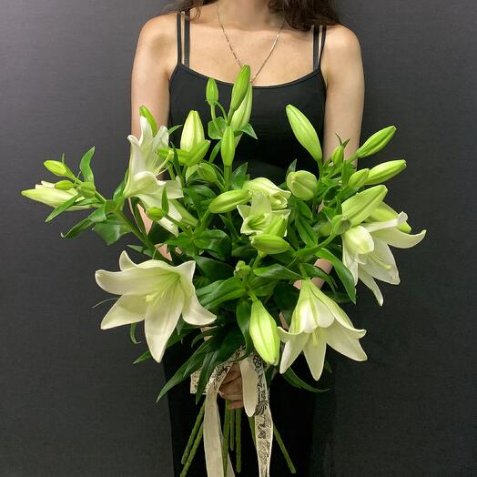 Букет из белых лилий под ленту, 9 шт