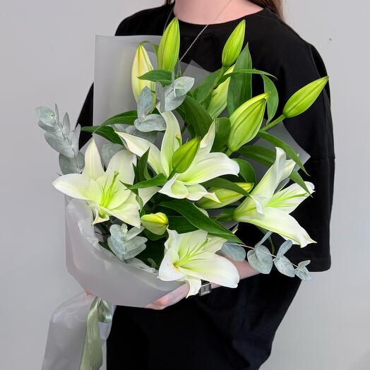 Букет белая лилия с эквалиптом