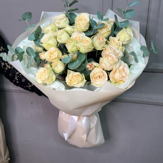 Роза кустовая персиковая  с эвкалиптом