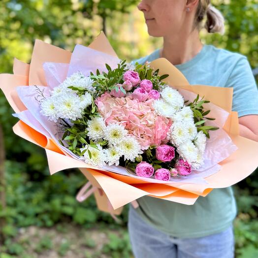 Букет нежный «Романтика» с кустовыми розами и белой хризантемой