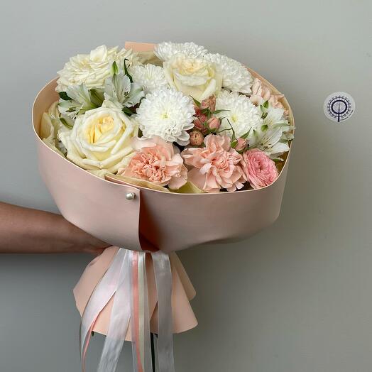Авторский букет в персиковых тонах
