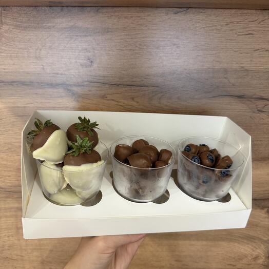 Клубника, малина, голубика в шоколаде + подарок от Vivienne Sabo — румяна MACARON