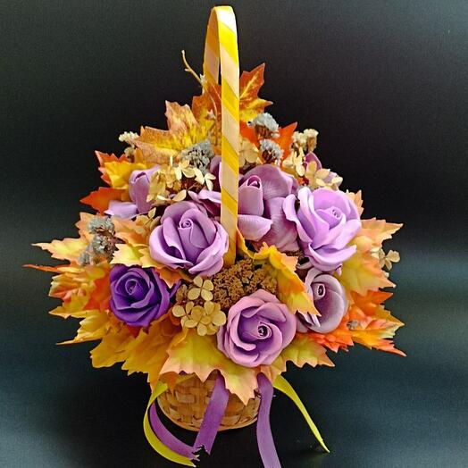 Корзинка с мыльными розами "Осенний вальс"