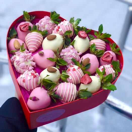 Сердце с клубникой в шоколаде I LOVE YOU